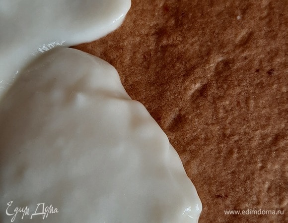 Кремом промазываем любым: заварным, масляным. У меня в этот раз был пудинг в пачке, я его сварила и промазала им.