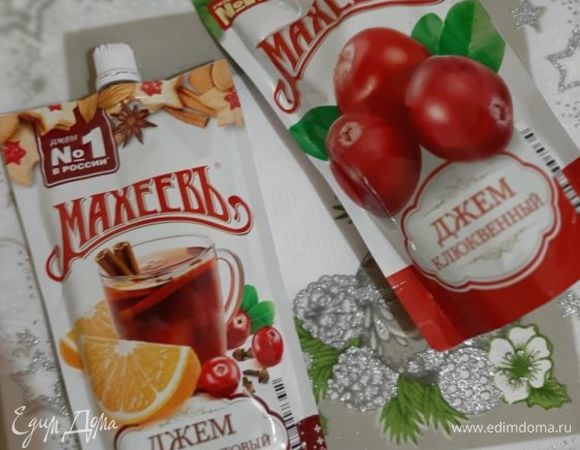 Каждый второй корж точечно промазываю джемом ТМ «МахеевЪ». Для большей сладости.