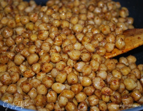 Добавьте соль и сахар по вкусу и обжаривайте все до хрустящей корочки, постоянно помешивая, примерно 25–30 минут до готовности.