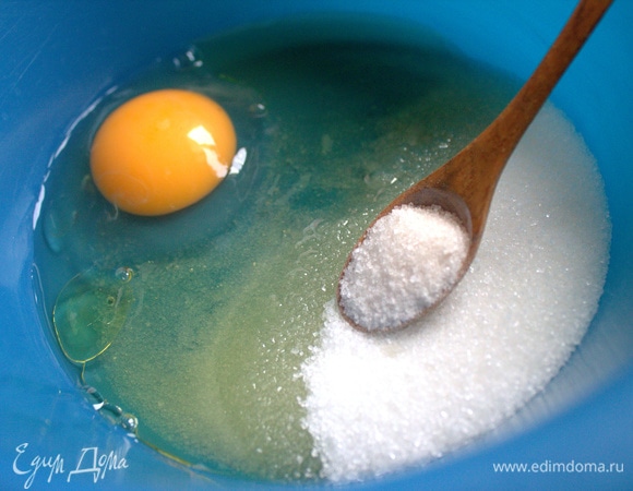 В сахар с ванилью вбить яйцо.