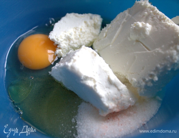 Добавить растительное масло и пачку творога.