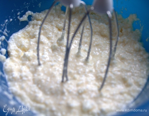 Взбить венчиком или миксером.