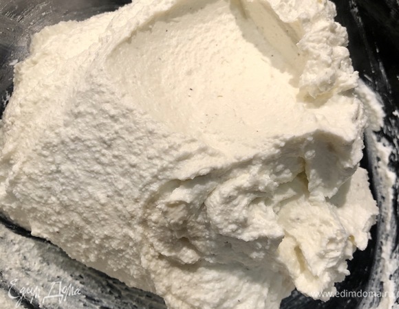 Сухой зернистый творог соединить блендером с мягким творожком (у меня детский) и ванильным сахаром.