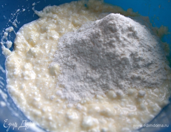 Всыпать муку с разрыхлителем и солью.