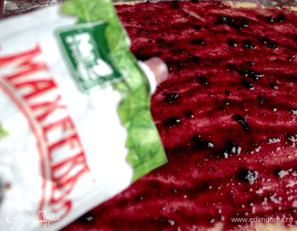 Нанести джем смородиновый ТМ «МахеевЪ».