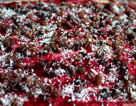 Насыпать по желанию сухой промытый изюм и кокос.