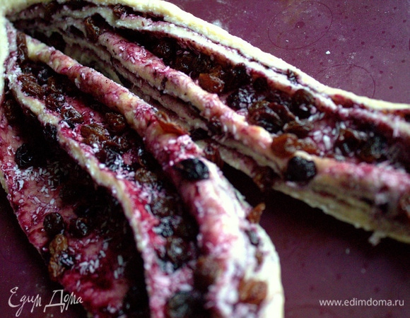 Отступить от края на 2 пальца и разрезать вдоль весь рулет.