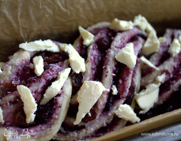 Перенести в форму «кирпичик» и сверху настрогать сливочное масло.