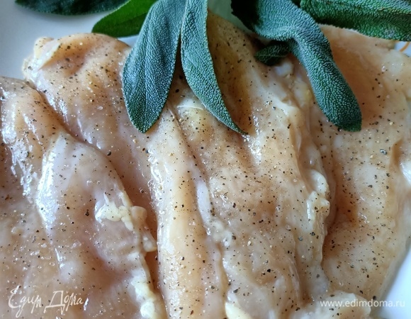 Куриную грудку вымыть в прохладной воде. Обсушить бумажным полотенцем. Посолить и поперчить с двух сторон.