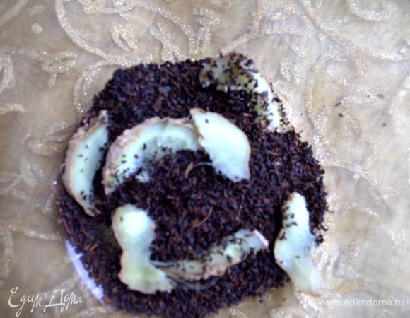 Заварить чай с имбирем к плетеночке. Каждому в кружку — дольку лимона.