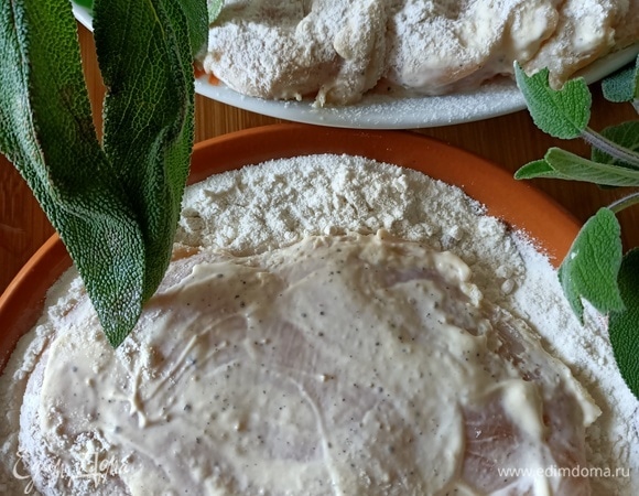 Смазать майонезом и обвалять в муке.