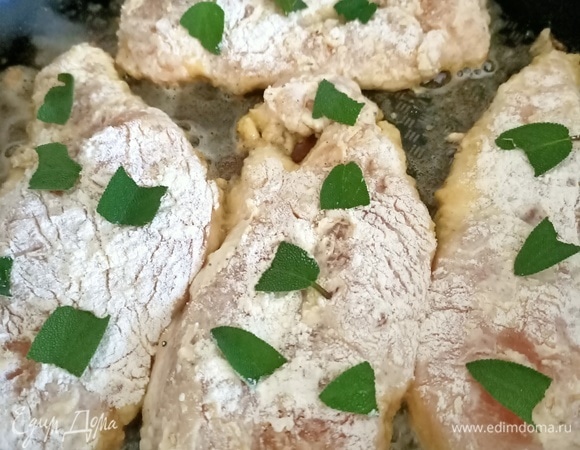 В сковороде разогреть сливочное масло. Выложить кусочки куриной грудки, сверху положить листья шалфея и жарить две минуты.