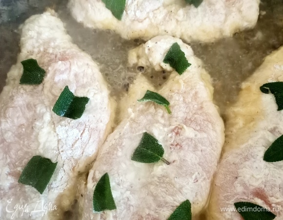 Добавить белое сухое вино.