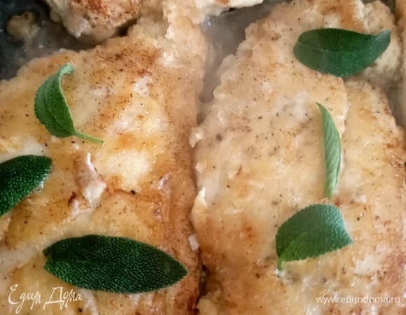 Перевернуть, сверху выложить листья шалфея, уменьшить огонь, накрыть крышкой и тушить еще 5–6 минут.