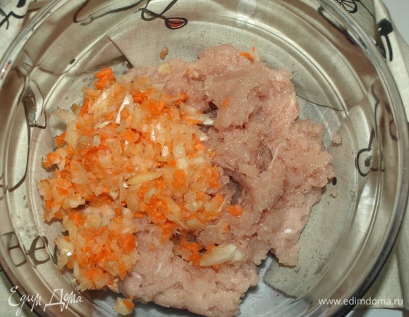 Рис отварить до полуготовности. В ингредиентах указан вес сырого риса. Из куриного филе приготовить фарш. Лук и морковь измельчить в блендере и соединить с куриным филе.