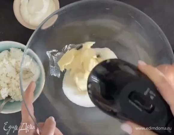 Взбить миксером размягченное сливочное масло с сахаром и со щепоткой соли.