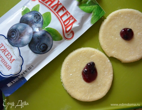 Раскатываем круг, кладем джем ТМ «МахеевЪ» и 2 раза складываем пополам. Получается печенье в виде ушек.