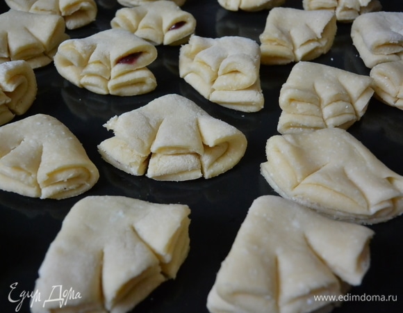 Укладываем на противень, делаем надрезы. Отправляем в духовку при 200°C на 20–35 минут.