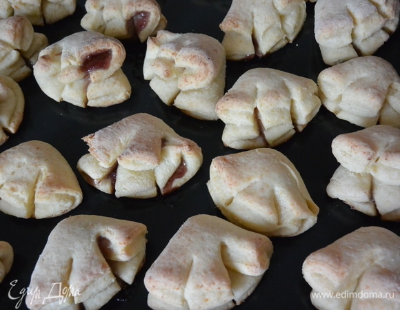 Наше печенье готово. Перекладываем и посыпаем сахарной пудрой.