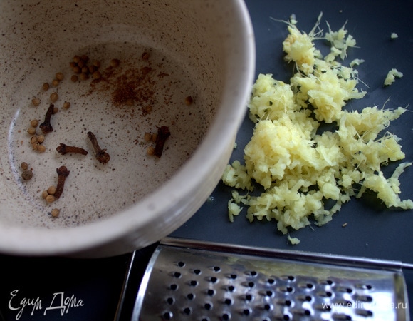 Натереть имбирь, растереть специи.