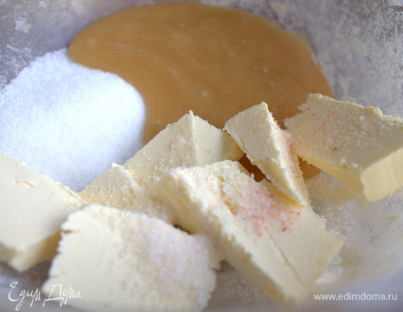 Растереть масло с медом, сахаром, солью. Сахар можно увеличить до 80–100 г.