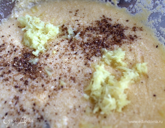 Пересыпать имбирь со специями.