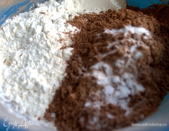 Отдельно смешать сухой состав: муку, какао, соду.