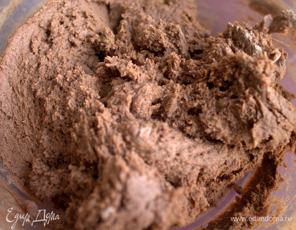 Замесить пряничное тесто. Если получается крутое сильно, добавьте 1 ст. л. молока, сметаны или кефира.