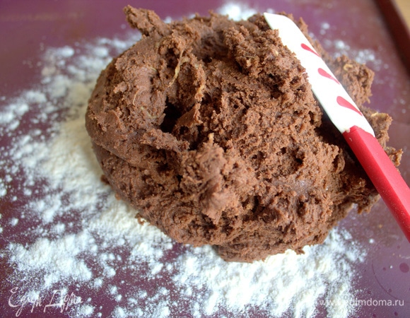 Перенести на доску с мукой.