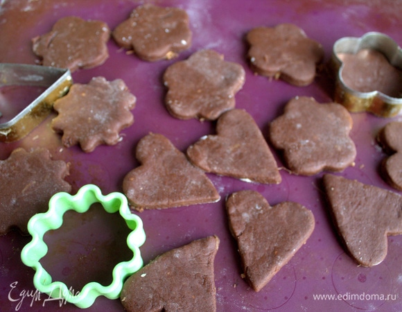 Раскатать тесто, вырезать парные фигурки при помощи формочки.