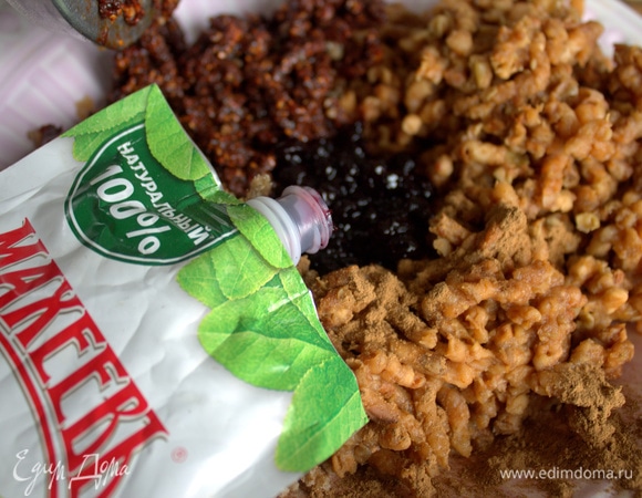 Добавить по вкусу джем черничный ТМ «МахеевЪ» и корицу. Подробнее рецепт начинки тут: https://www.edimdoma.ru/retsepty/136606-pesochnoe-pechenie-s-suhofruktami-i-dzhemom