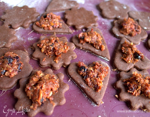 На нижний слой нанести 1 ч. л. начинки.