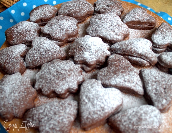 Остывшие пряники (20 шт.) посыпать пудрой.