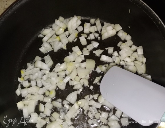 Лук нарезаем небольшими кубиками и отправляем обжариваться в сотейник с растительным маслом. Чуть присаливаем.