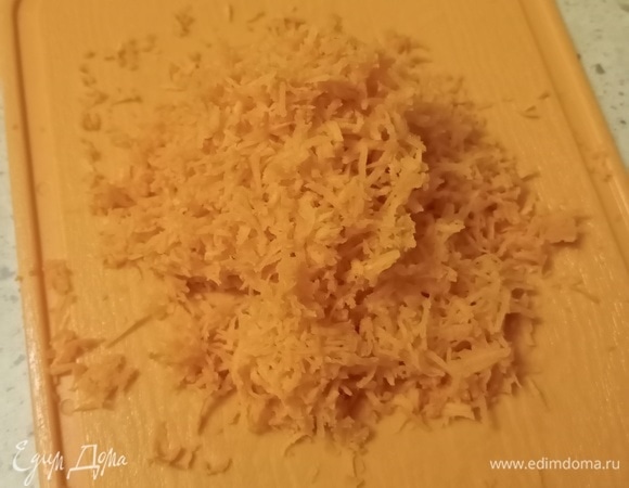 Пока лук обжаривается (минут 10 на среднем огне), натираем морковь на мелкой терке. Как только лук дошел до нужной кондиции, отправляем к нему натертую морковку и готовим овощи минут 10, не забывая время от времени помешивать.