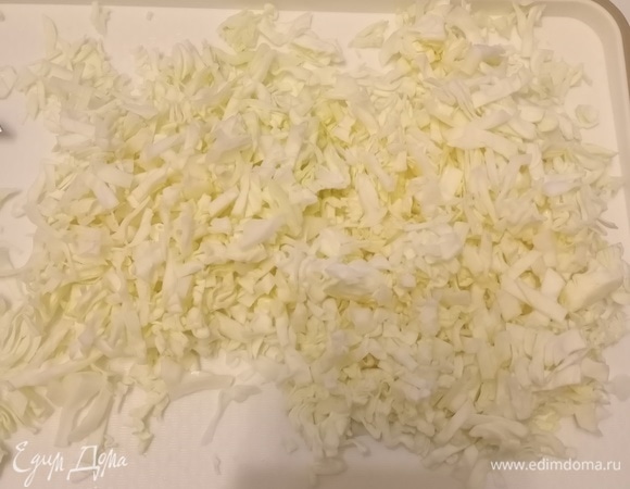 Далее приступаем к измельчению капусты. В данном случае захотелось ее мелко нарезать и это, как вы понимаете, оказался самый трудоемкий процесс. Нашинкованную капусту добавляем в сотейник к овощам, солим, перемешиваем (по желанию можно добавить немного кипятка) и оставляем тушиться минут на 15.