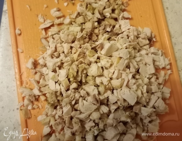 Займемся куриным филе. У меня осталась грудка от запеченной курицы. Ее надо нарезать на небольшие кусочки и отправить к овощам. Туда же добавить измельченные томаты из банки, все хорошо перемешать и оставить под крышкой тушиться минут на 15–25. Ориентируйтесь на желательную для вас готовность капусты. Приятного аппетита!