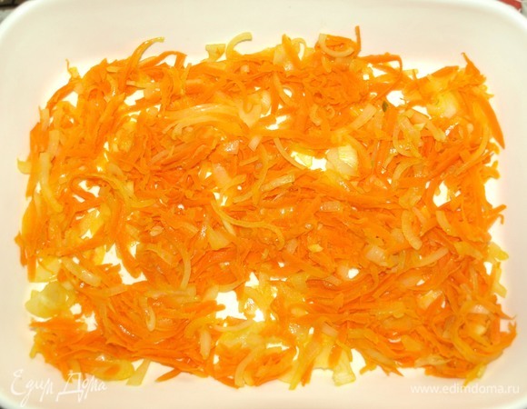Морковь и лук очистить. Лук нашинковать, морковь натереть на крупной терке. Чеснок мелко порубить. Обжарить лук, морковь и чеснок в течение 5 минут на растительном масле. Выкладываем овощи в форму для запекания, равномерно распределяя по всей форме.