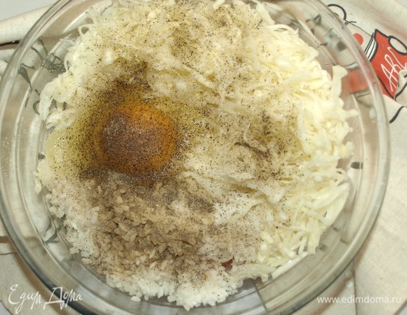 Соединить в миске куриный фарш с морковью и луком, рисом, капустой, яйцом. Добавить соль и молотый черный перец. Все хорошо перемешиваем.