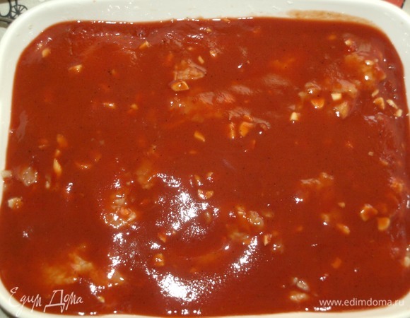 Томатную пасту соединяем с мелко рубленным чесноком, солью, перцем, сахаром, лимонным соком и водой. Все хорошо перемешиваем. Заливаем равномерно голубцы.