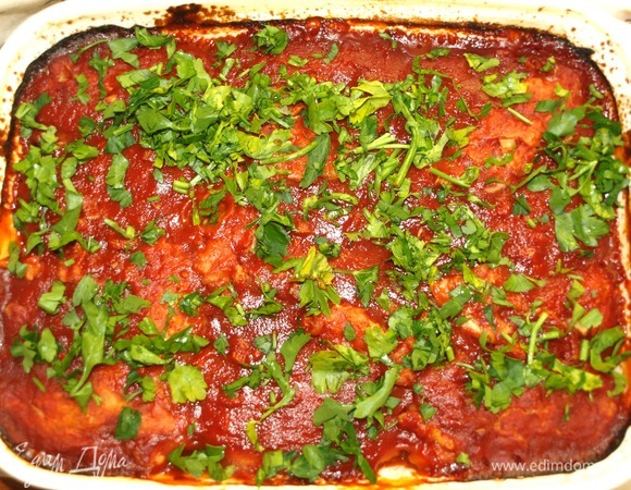 Достаем готовые голубцы. Даем отдохнуть 15 минут. Посыпаем зеленью. Подаем со сметаной.