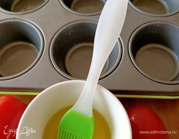 Форму для маффинов хорошо смазать оливковым маслом.