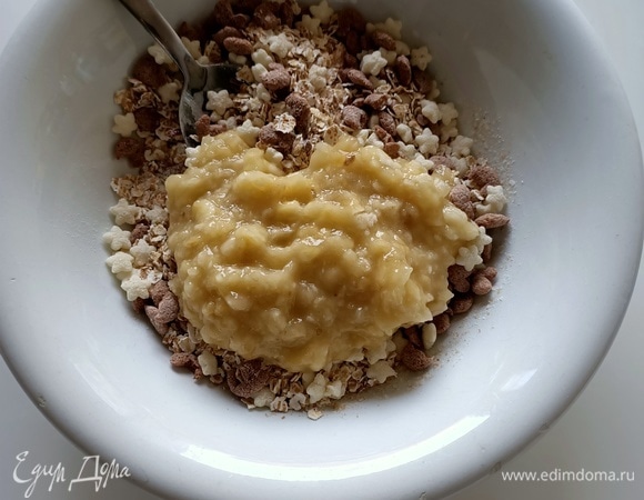 Мюсли и банан смешать.