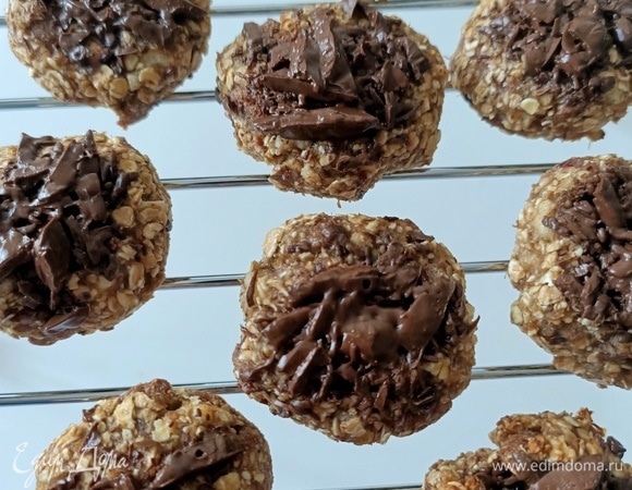 Выпекать в предварительно разогретой духовке в течение 15 минут при температуре 180°C (в вентилируемой духовке — при температуре 160°C в течение 10 минут). После приготовления аккуратно перенести печенье на решетку до полного остывания.