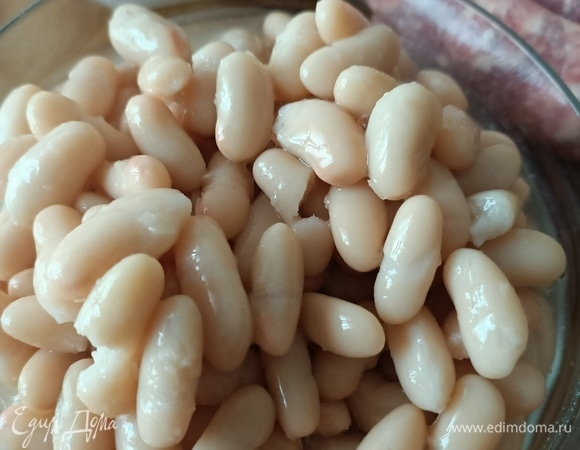 Замочить фасоль в течение 8 часов. Слить воду, промыть, залить холодной водой и довести до кипения. Когда вода закипит, уменьшить огонь и варить около 50 минут. Если не хочется возиться, то свежую фасоль можно заменить на консервированную.