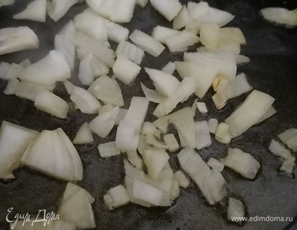 В сковороду с оливковым маслом добавить лук и жарить 6–7 минут на медленном огне.