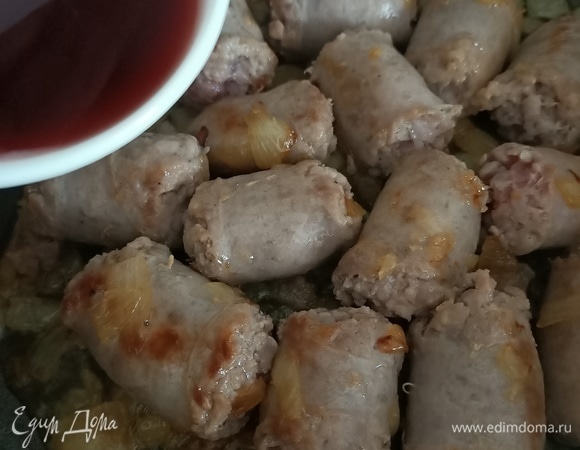 Добавить вино. Тушить пару минут.