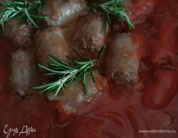 Добавить томатную пасту и пару веточек розмарина. Приправить солью, перцем и тушить на медленном огне 35–40 минут.
