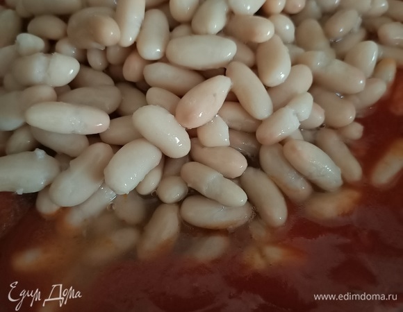 Добавить фасоль, потушить еще 10–15 минут.