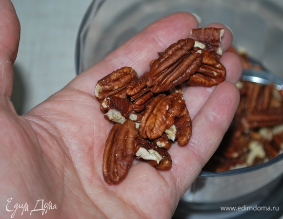 Для начинки возьмите орехи (у меня орехи пекан).